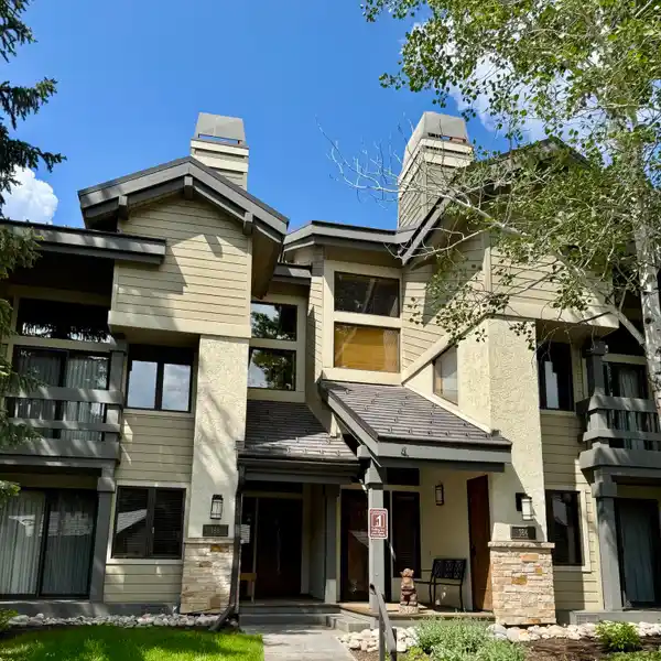 IMMACULATE FULLY FURNISHED TOWNHOME