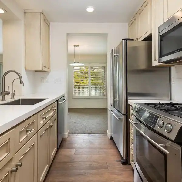END-UNIT RETREAT IN EL ESCORIAL VILLAS