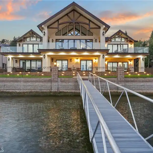 LUXURIOUS MODERN LAKEFRONT HOME