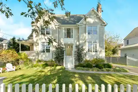 Coastal Sophistication with Bespoke Interior Design