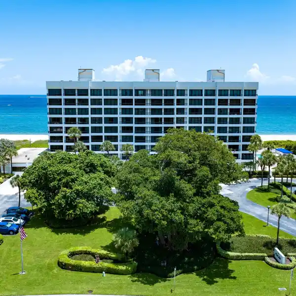 DESIGNER OCEANFRONT LIVING WITH BOUTIQUE ELEGANCE