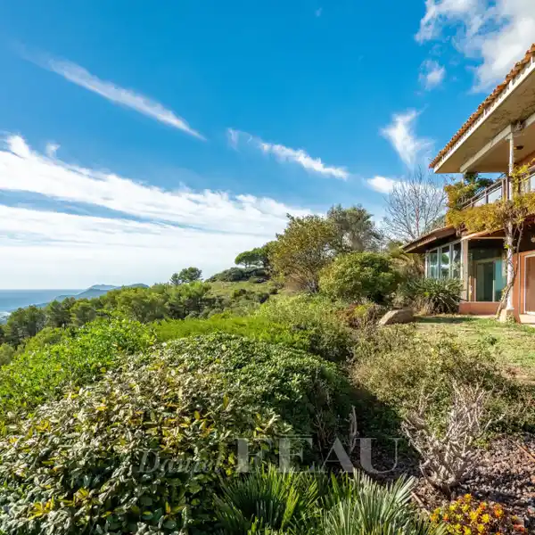 ARCHITECT-DESIGNED VILLA COMMANDING A SEA VIEW
