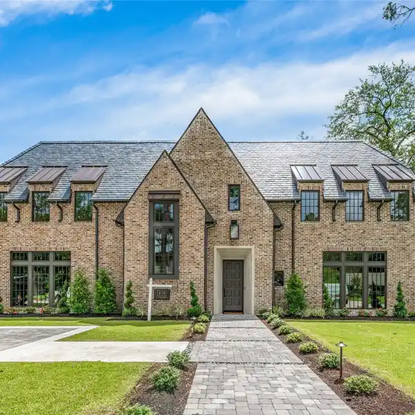 ARCHITECTURAL MASTERPIECE IN CLOSE-IN MEMORIAL