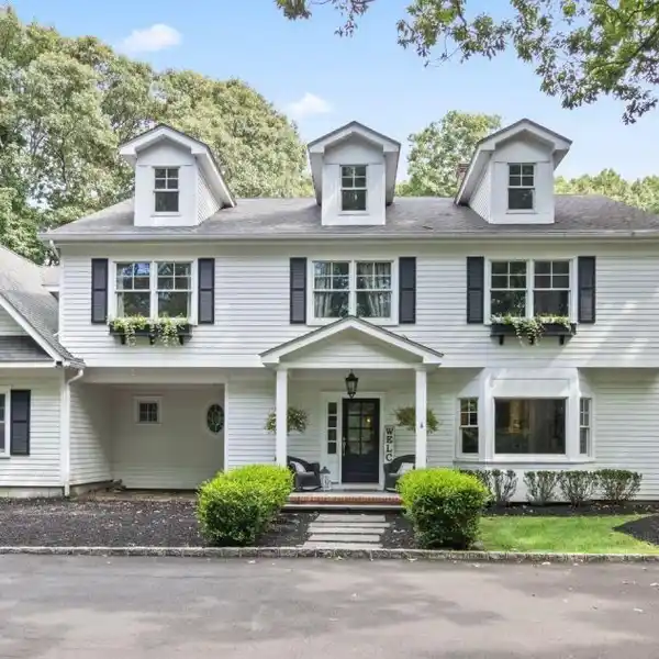 CUSTOM COLONIAL IN OLD FIELD SOUTH