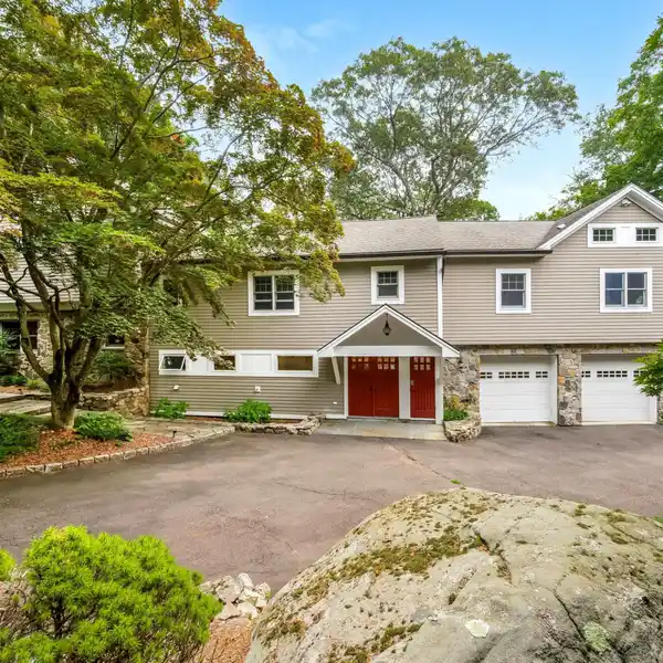 IDEAL AND SOUGHT-AFTER NORTH STAMFORD HOME