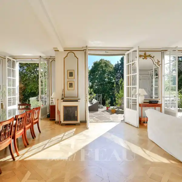 ELEGANT PROPERTY IN SOUGHT-AFTER MONTRETOUT