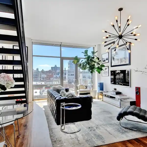 STUNNING VIEWS FROM FLOOR TO CEILING 