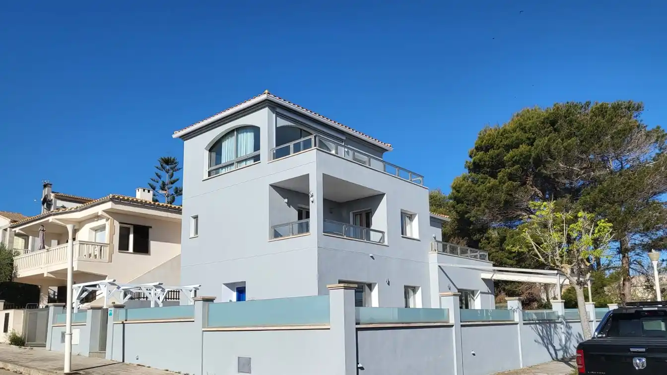 Modernized Villa with Pool Walking Distance to the Beach