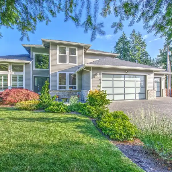 METICULOUSLY MAINTAINED AND UPDATED NORTHWEST CONTEMPORARY