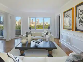 Sophisticated High-Floor Home on the Gold Coast