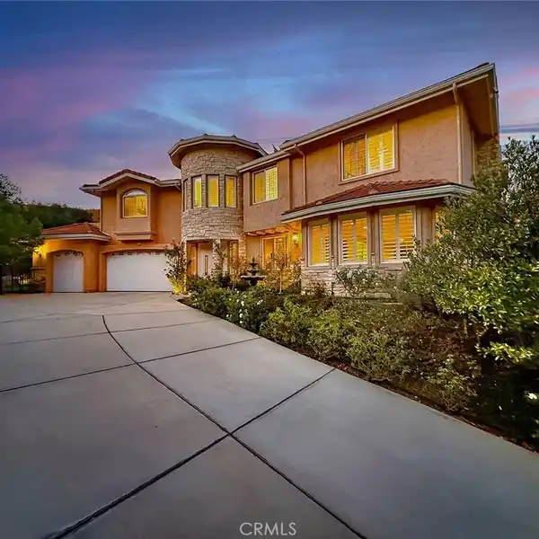 ONE-OF-A-KIND PROPERTY IN EXCLUSIVE LYNN OAKS ESTATES