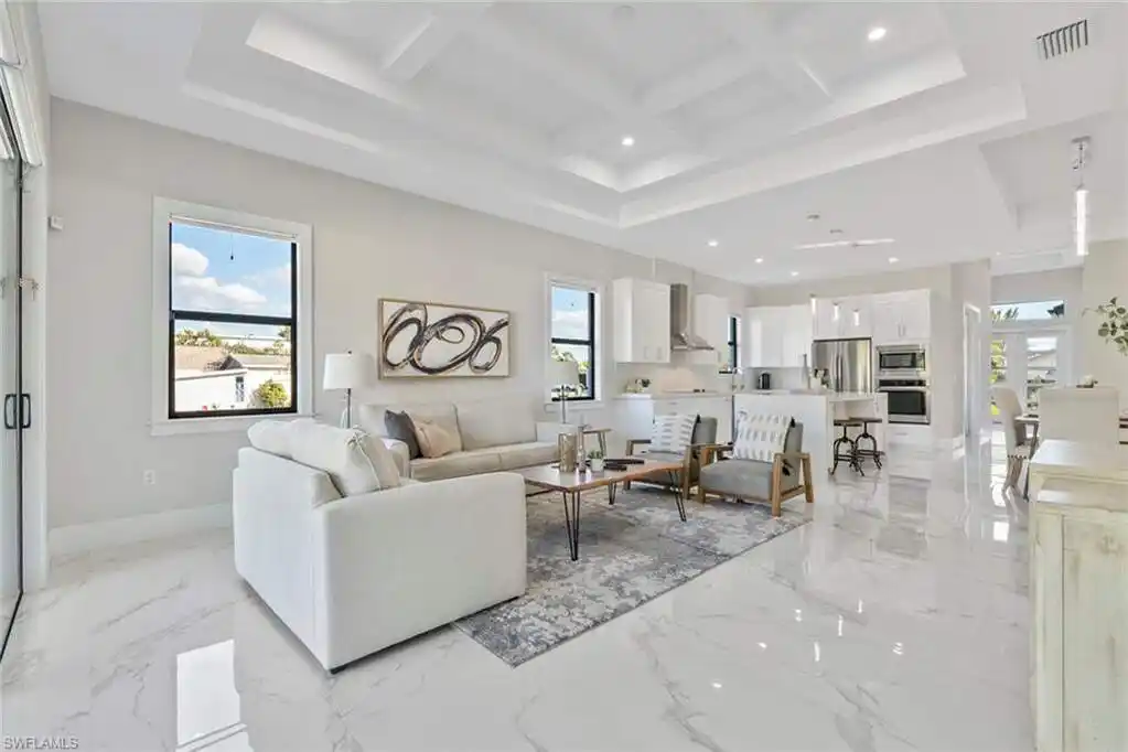 Luxury and Convenience in Naples Park