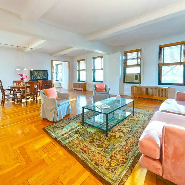 PRE-WAR ELEGANCE WITH AN OPEN MODERN LAYOUT