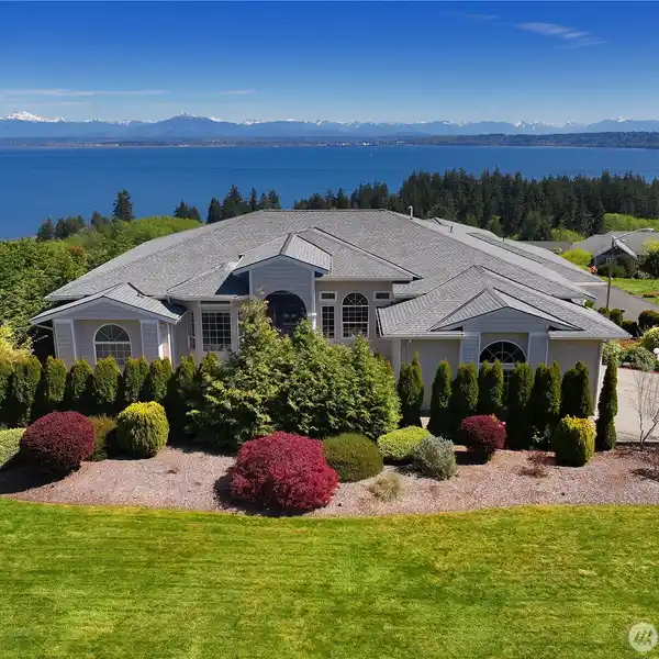 LUXURY LIVING IN HIGHLY DESIRABLE SPINNAKER RIDGE