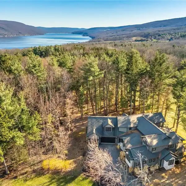UPSCALE LODGE HOME IN BRISTOL HARBOUR