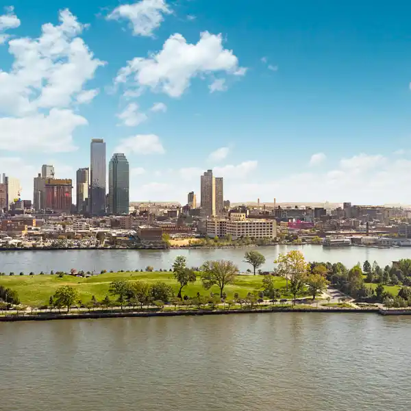 EXQUISITE RIVERFRONT APARTMENT WITH SKYLINE VIEWS