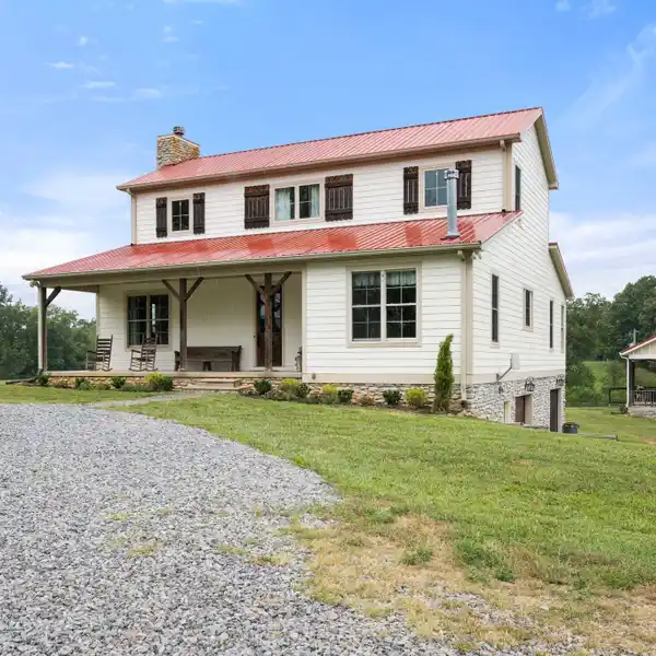 IDYLLIC FIVE-ACRE RETREAT IN LEIPERS FORK