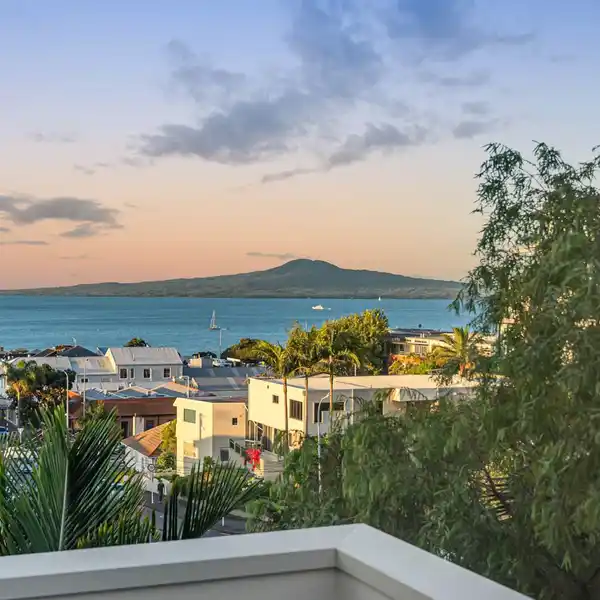 COASTAL CACHET WITH STUNNING VIEWS