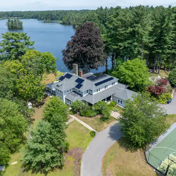 COLONIAL HOME ON A PRIVATE PENINSULA