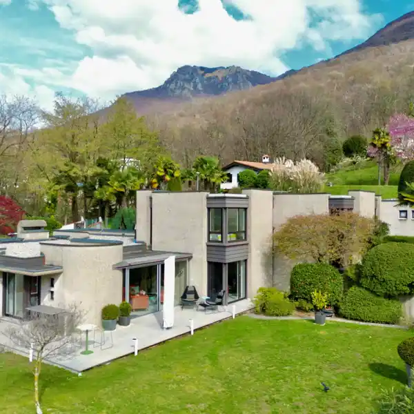 SUNNY CONTEMPORARY HOME