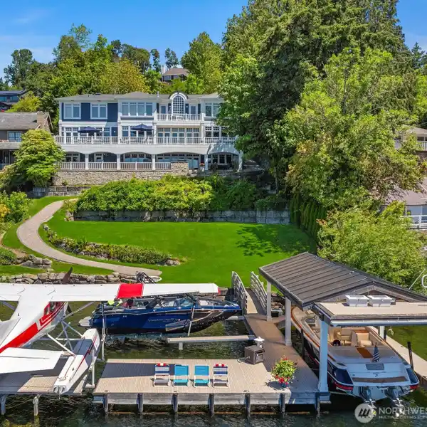 AN EXCEPTIONAL WATERFRONT LIFESTYLE