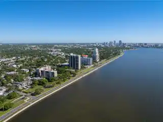 Spacious Penthouse in a Lovely Community