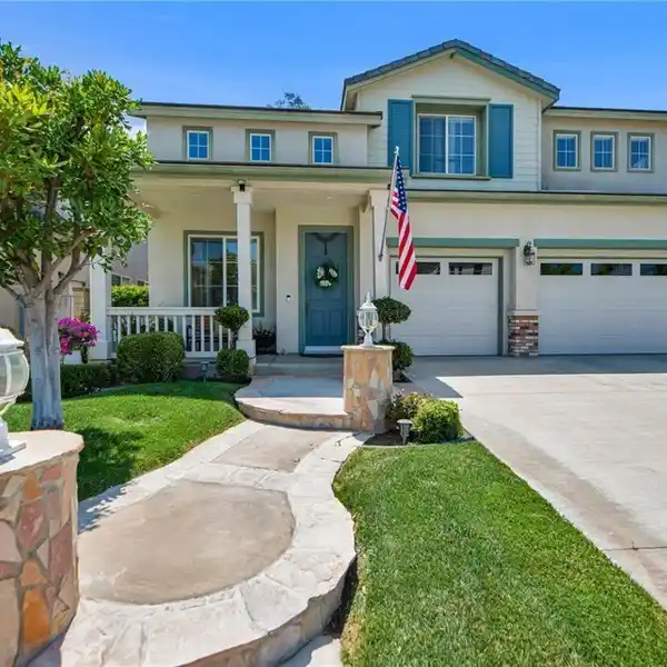 GORGEOUS VALENCIA HOME WITH ENTERTAINER’S BACKYARD