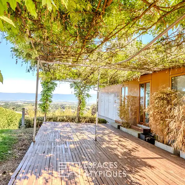 UNIQUE OPEN-PLAN HOME WITH EXCEPTIONAL PANORAMA