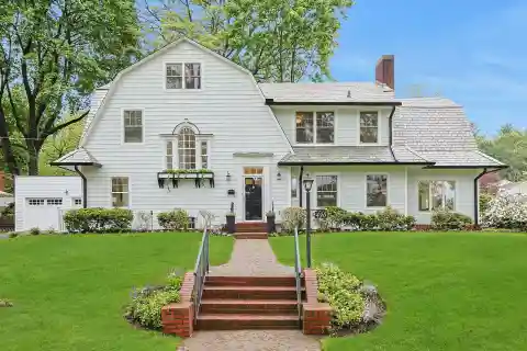 Classic Home in Philipse Manor