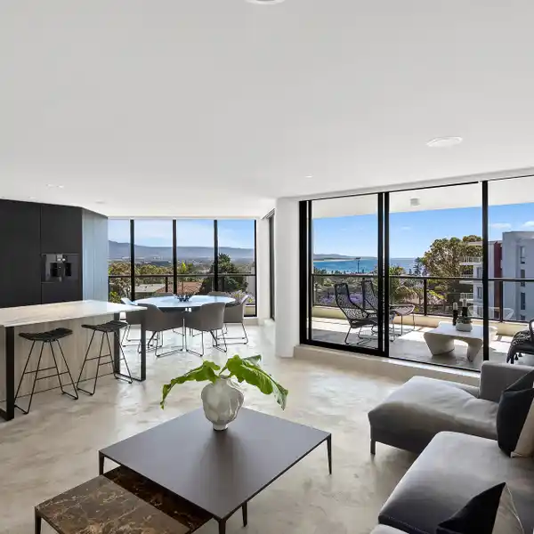 STUNNING APARTMENT WITH COASTLINE VIEWS