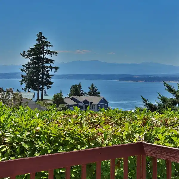 MID-CENTURY GEM WITH OLYMPIC MOUNTAIN VIEWS