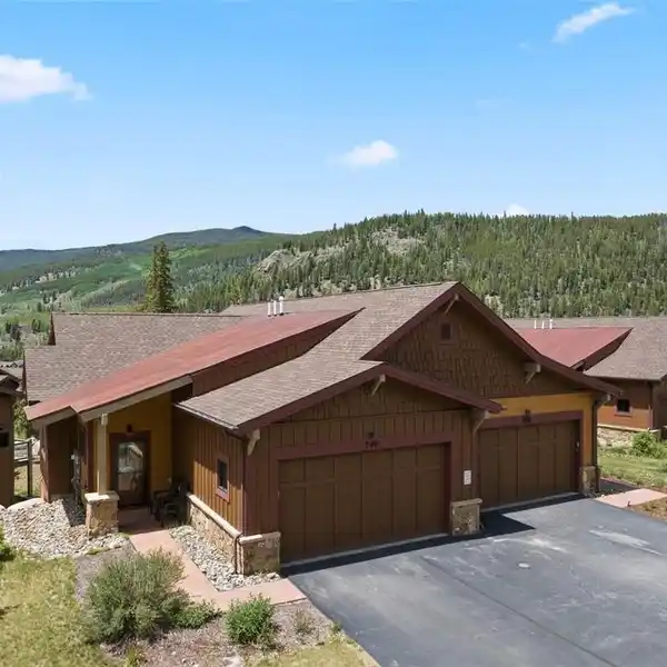 METICULOUSLY MAINTAINED RESIDENCE IN THE SOUGHT-AFTER ALDERS TOWNHOMES COMMUNITY