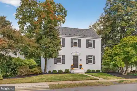 Renovated Colonial in Historic Aurora Hills