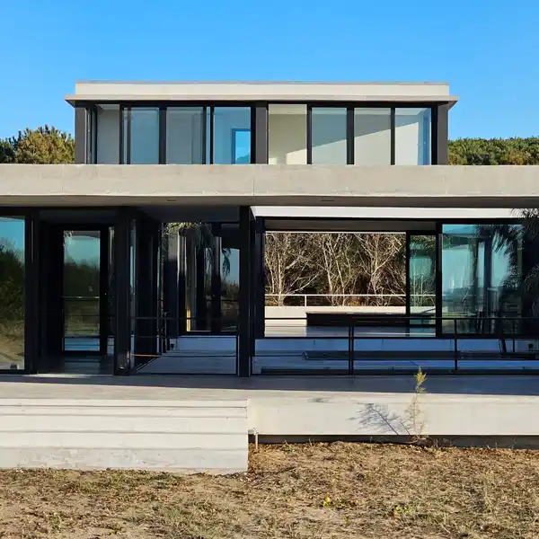 LUXURY 5-BEDROOM BEACHSIDE LIVING