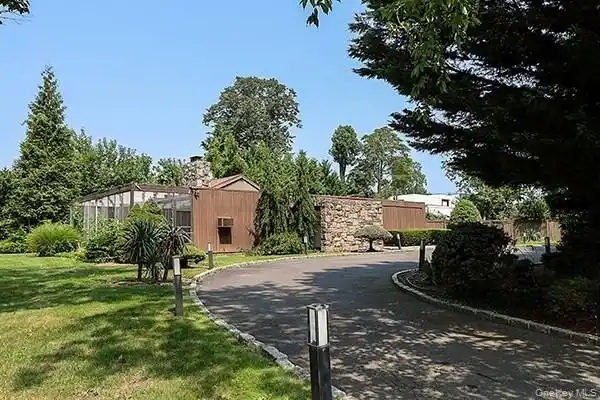 CONTEMPORARY RANCH IN THE HEART OF KINGS POINT