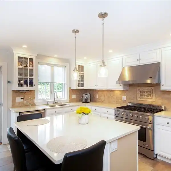 TRANQUIL RETREAT WITH EXPANSIVE DECK AND VIEWS