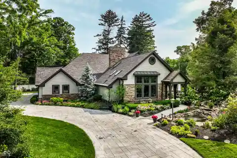 A Showstopper on a Peaceful Cul-De-Sac