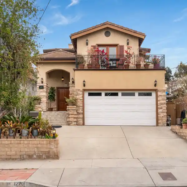 LIGHT AND BRIGHT HOME IN A QUIET NEIGHBORHOOD