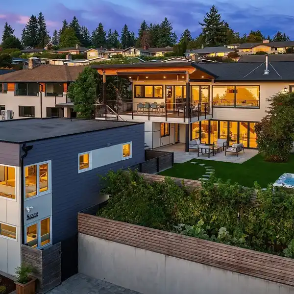 MIDCENTURY MODERN MEETS THE PACIFIC NORTHWEST CONTEMPORARY ERA