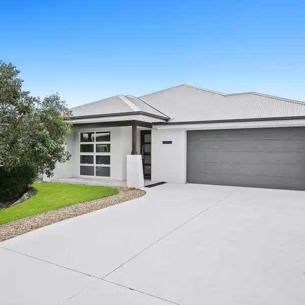 ULTRA-MODERN SINGLE-LEVEL RESIDENCE