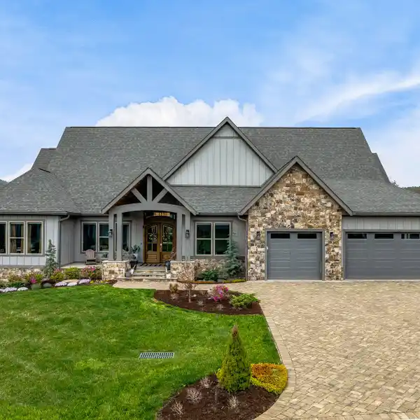 EXPANSIVE OPEN-PLAN HOME