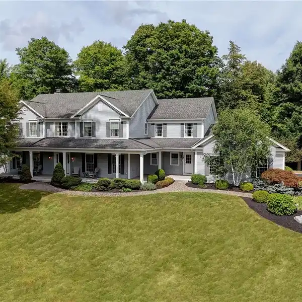 ELEGANT COLONIAL ON A PRIVATE DRIVE