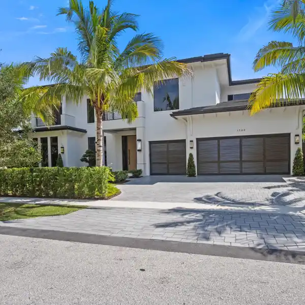 EXTRAORDINARY LIVING IN CARRIAGE HILL