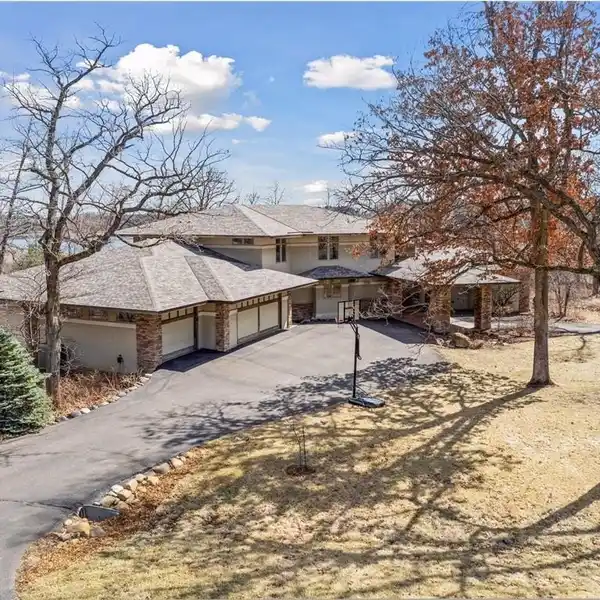 RESORT-LIKE NORTH OAKS PROPERTY