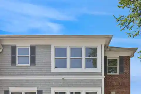 End Unit Townhome in the Courtyard of Hinsdale