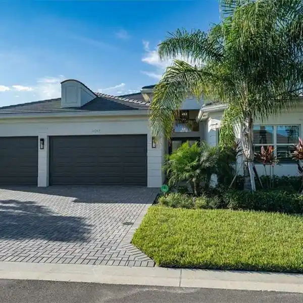 UPGRADED HOME FULL OF HIGH-END FINISHES