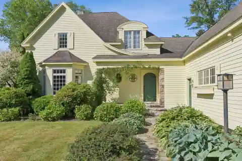 Refined Living in Exclusive Admiral's Way