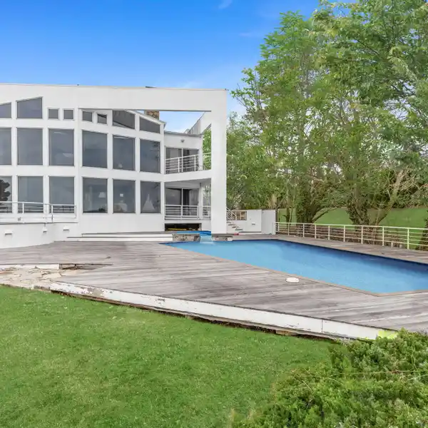 ONE-OF-A-KIND CONTEMPORARY WATERFRONT ESTATE