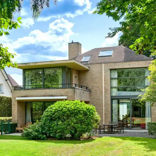 BRIGHT ELEGANT VILLA IN A GREEN SETTING