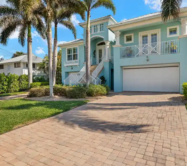 CUSTOM WATERFRONT PARADISE